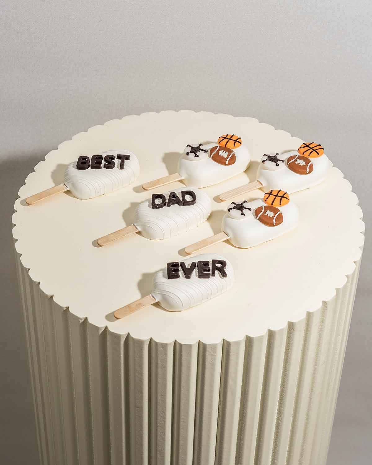 Ball Game Theme CakesiclesChocolate & ConfectioneryYour Gift Contains:• 6 x Cakesicles • Fathers Day theme Cakesicles • Flavors available: Chocolate/Vanilla/Red Velvet• Box Size: 35x14.5x4cm• Chocolate Weight: 450gms approx.Handling and Storage • Keep awa